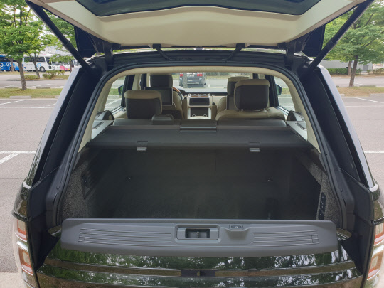 랜드로버 레인지로버 LWB 트렁크.<장우진 기자>